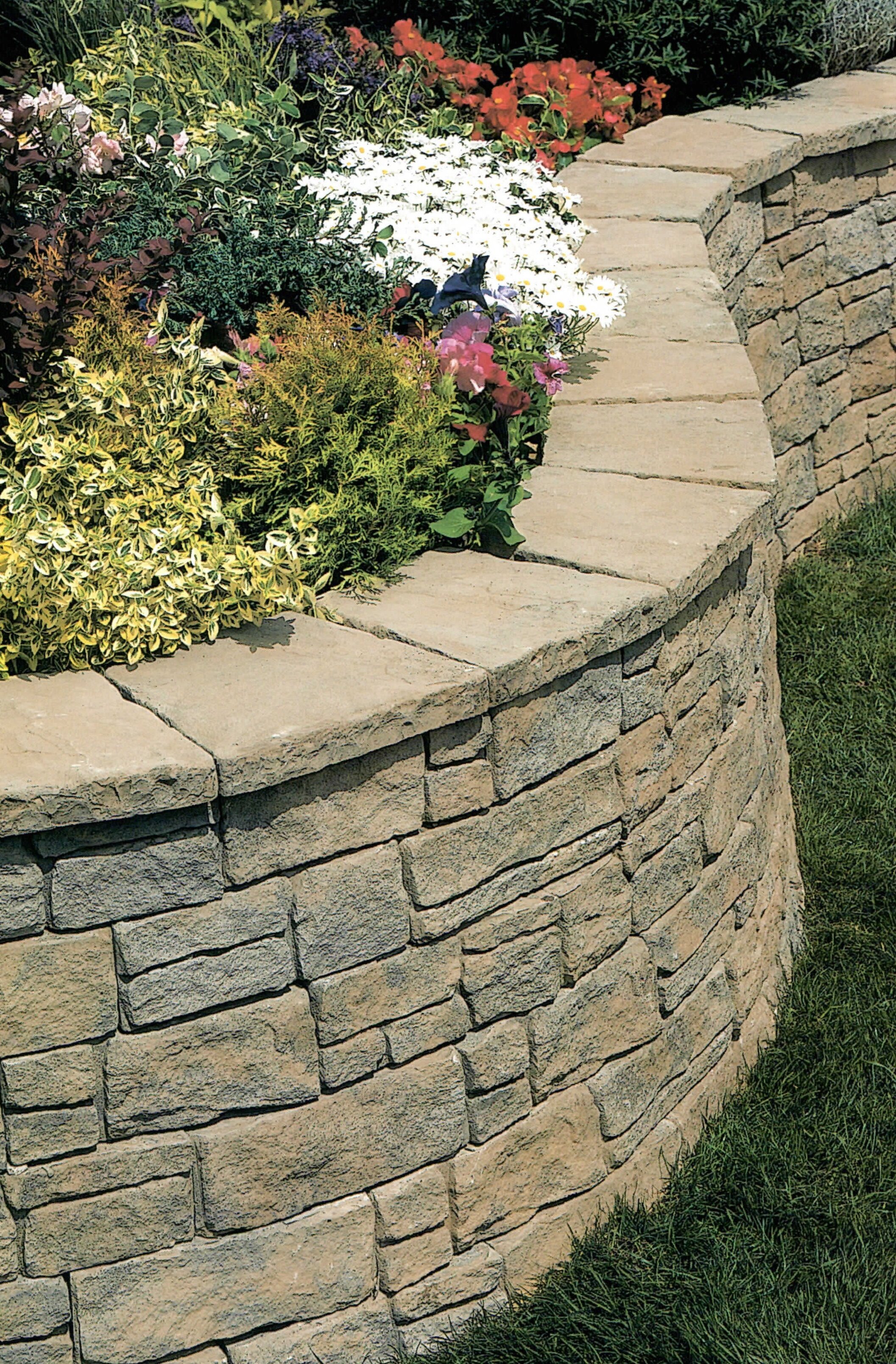 Curved retaining wall